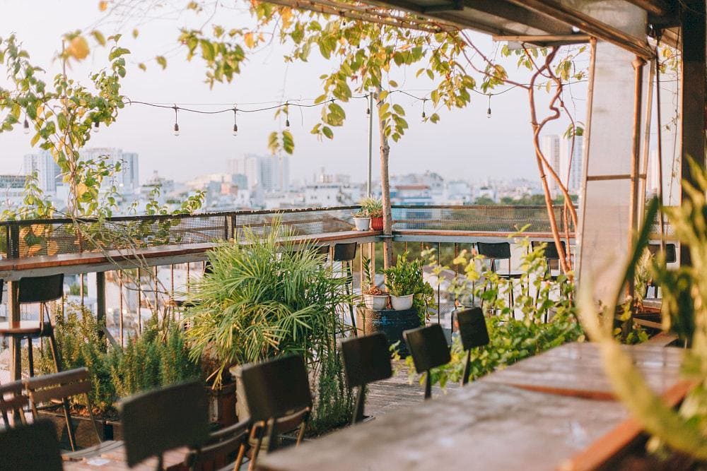 Chang Vang is a well-known sanctuary for young souls seeking healing vibes (Source: Chạng Vạng Rooftop)